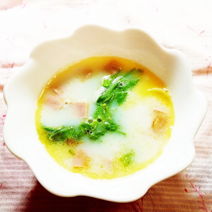 オリーブ風味♪セロリとソーセージの豆乳スープ